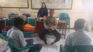 Bhabinkamtibmas Kampung Kimaam, Polsek Kimaam, Aiptu Bawa Santosa, memediasi permasalahan kenakalan remaja yang melibatkan dua pelajar SMP Kizito Kimaam. Foto: Bataspapua.com/Ist