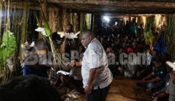 Ketua MRP Papua Selatan, Damianus Katayu, menegaskan komitmen lembaganya dalam mendukung pelestarian budaya asli Papua. Sebagai bentuk dukungan nyata, MRP Papua Selatan menyerahkan bantuan dana untuk mendukung keberlanjutan kegiatan adat dan pemeliharaan Rumah Adat Jew di Kampung Syuru. Foto: Bataspapua.com/Jamal