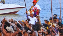 Gubernur Papua Selatan, Prof. Dr. Ir. Apolo Safanpo, ST, MT, bersama Bupati Asmat, Thomas Eppe Safanpo, menaiki perahu tradisional dan dipikul puluhan warga ke atas bahu mereka menuju lokasi pertemuan bersama masyarakat. Foto: Bataspapua.com/Ist