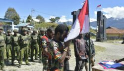 Enam orang yang disebut memiliki keterkaitan dengan Organisasi Papua Merdeka (OPM) menyatakan ikrar setia kepada Negara Kesatuan Republik Indonesia (NKRI). Foto: Bataspapua.com/Istimewa