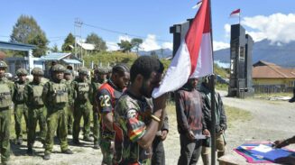 Enam orang yang disebut memiliki keterkaitan dengan Organisasi Papua Merdeka (OPM) menyatakan ikrar setia kepada Negara Kesatuan Republik Indonesia (NKRI). Foto: Bataspapua.com/Istimewa
