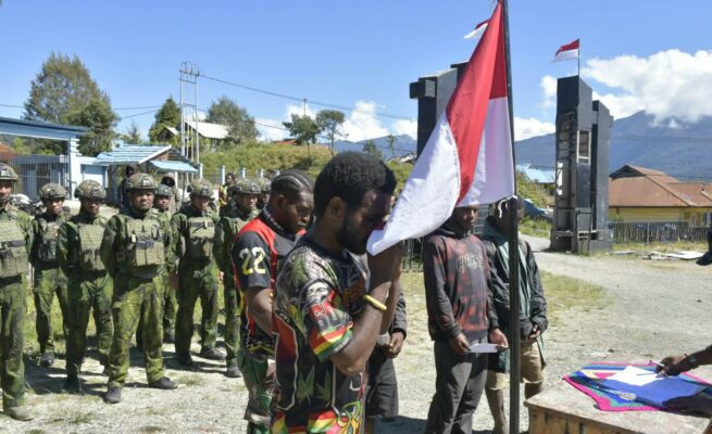 Enam orang yang disebut memiliki keterkaitan dengan Organisasi Papua Merdeka (OPM) menyatakan ikrar setia kepada Negara Kesatuan Republik Indonesia (NKRI). Foto: Bataspapua.com/Istimewa