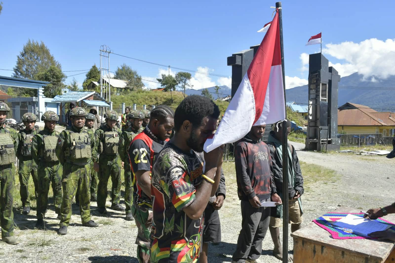 Enam orang yang disebut memiliki keterkaitan dengan Organisasi Papua Merdeka (OPM) menyatakan ikrar setia kepada Negara Kesatuan Republik Indonesia (NKRI). Foto: Bataspapua.com/Istimewa