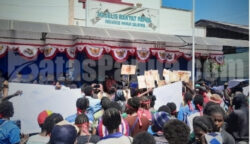 Puluhan warga yang mengatasnamakan Forum Peduli Tanah Adat Masyarakat Suku Wiachar menggelar aksi unjuk rasa damai di depan Gedung Majelis Rakyat Papua (MRP) Papua Selatan, Kamis (10/9/2026). Foto: Bataspapua.com/Jam's