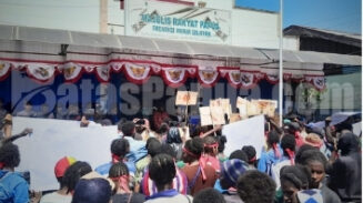 Puluhan warga yang mengatasnamakan Forum Peduli Tanah Adat Masyarakat Suku Wiachar menggelar aksi unjuk rasa damai di depan Gedung Majelis Rakyat Papua (MRP) Papua Selatan, Kamis (10/9/2026). Foto: Bataspapua.com/Jam's