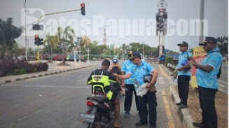 Dinas Perhubungan (Dishub) Provinsi Papua Selatan membagikan helm gratis bagi pengguna kendaraan bermotor roda dua yang tidak menggunakan helm. Foto: Bataspapua.com
