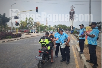 Dinas Perhubungan (Dishub) Provinsi Papua Selatan membagikan helm gratis bagi pengguna kendaraan bermotor roda dua yang tidak menggunakan helm. Foto: Bataspapua.com