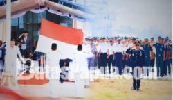 Apolo Safanpo saat menjadi inspektur upacara peringatan Hari Perhubungan Nasional (Harhubnas) 2026 di halaman Kantor Gubernur Papua Selatan, Kamis (17/9/2026). Foto: Bataspapua.com/Ist