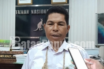 Kepala Bidang UKM Dinas Perindustrian, Perdagangan dan Koperasi Kabupaten Merauke, Pompea Habsari, saat diwawancarai wartawan di ruang kerjanya. Foto: Bataspapua.com/Jamal