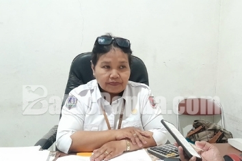 Kepala Bidang UKM Dinas Perindustrian, Perdagangan dan Koperasi Kabupaten Merauke, Pompea Habsari, saat diwawancarai wartawan di ruang kerjanya. Foto: Bataspapua.com/Jamal