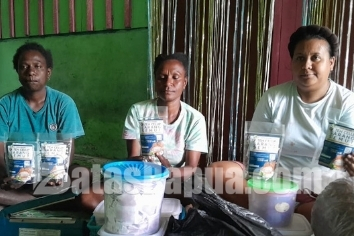 Ayu bersama rekan sekelompoknya menunjukkan hasil olahan sarang semut. Foto: Bataspapua.com/Jamal 