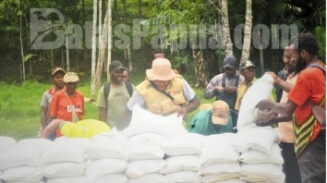 Penyaluran beras pangan untuk masyarakat distrik Iwur, Kabupaten Pegubungan Bintang. Foto: Bataspapua.com/Demi