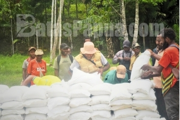 Penyaluran beras pangan untuk masyarakat distrik Iwur, Kabupaten Pegubungan Bintang. Foto: Bataspapua.com/Demi