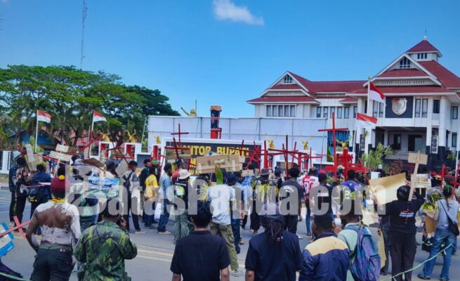 Puluhan warga yang mengatasnamakan Forum masyarakat adat Malind Anim - Kondo - Digoel, gelar aksi unjuk rasa di depan kantor bupati Merauke, Jl.Brawijaya, Merauke, Papua Selatan. Foto: Bataspapua.com/Jam's