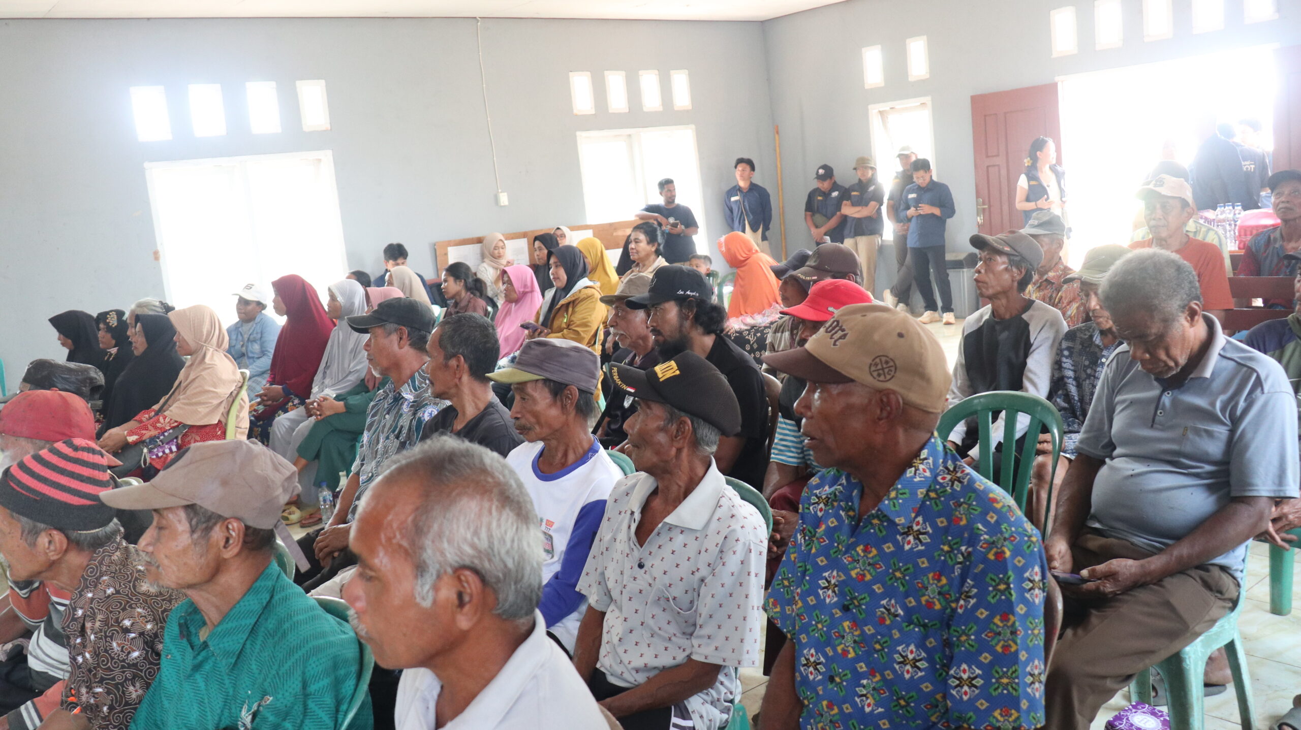 Sebanyak 80 petani yang tergabung dalam empat kelompok tani kopi Muting mengikuti Forum Group Discussion (FGD) Perancangan Model Bisnis dan Peta Jalan Hilirisasi Kopi Muting di Kampung Seed Agung, Distrik Muting, Kabupaten Merauke, Papua Selatan, Minggu (6/9/2026). Foto: Bataspapua.com/Ist