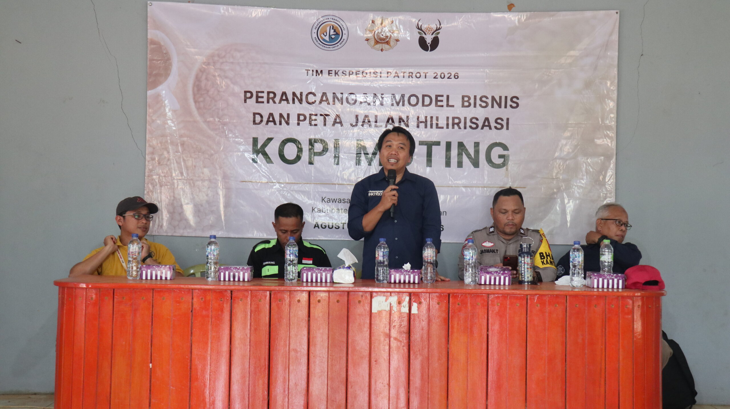 Sebanyak 80 petani yang tergabung dalam empat kelompok tani kopi Muting mengikuti Forum Group Discussion (FGD) Perancangan Model Bisnis dan Peta Jalan Hilirisasi Kopi Muting di Kampung Seed Agung, Distrik Muting, Kabupaten Merauke, Papua Selatan, Minggu (6/9/2026). Foto: Bataspapua.com/Ist