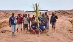 Tampak satu dari sejumlah Salib Hitam sebagai simbol bentuk protes yang awalnya ditancapkan kini dilaporkan telah hilang. Foto: Bataspapua.com/Ist
