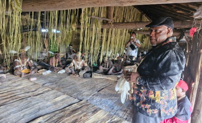 Ketua Majelis Rakyat Papua (MRP) Papua Selatan, Damianus Katayu di rumah adat Jew, Kabupaten Asmat, pada satu kesempatan. Foto: Bataspapua.com/Jam's