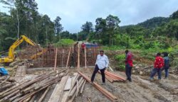 Bupati Pegunungan Bintang, Spei Yan Bidana, ST., M.Si, terus mengawal percepatan pembangunan ruas Jalan Trans Papua yang menghubungkan Kabupaten Pegunungan Bintang dengan wilayah Papua Selatan, khususnya pada jalur Distrik Iwur menuju Waropko, Kabupaten Boven Digoel. Foto: Bataspapua.com/Ist