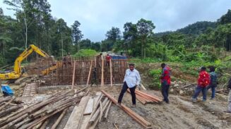 Bupati Pegunungan Bintang, Spei Yan Bidana, ST., M.Si, terus mengawal percepatan pembangunan ruas Jalan Trans Papua yang menghubungkan Kabupaten Pegunungan Bintang dengan wilayah Papua Selatan, khususnya pada jalur Distrik Iwur menuju Waropko, Kabupaten Boven Digoel. Foto: Bataspapua.com/Ist