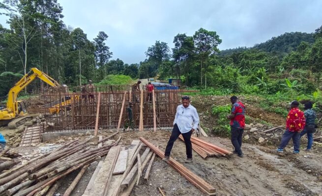Bupati Pegunungan Bintang, Spei Yan Bidana, ST., M.Si, terus mengawal percepatan pembangunan ruas Jalan Trans Papua yang menghubungkan Kabupaten Pegunungan Bintang dengan wilayah Papua Selatan, khususnya pada jalur Distrik Iwur menuju Waropko, Kabupaten Boven Digoel. Foto: Bataspapua.com/Ist