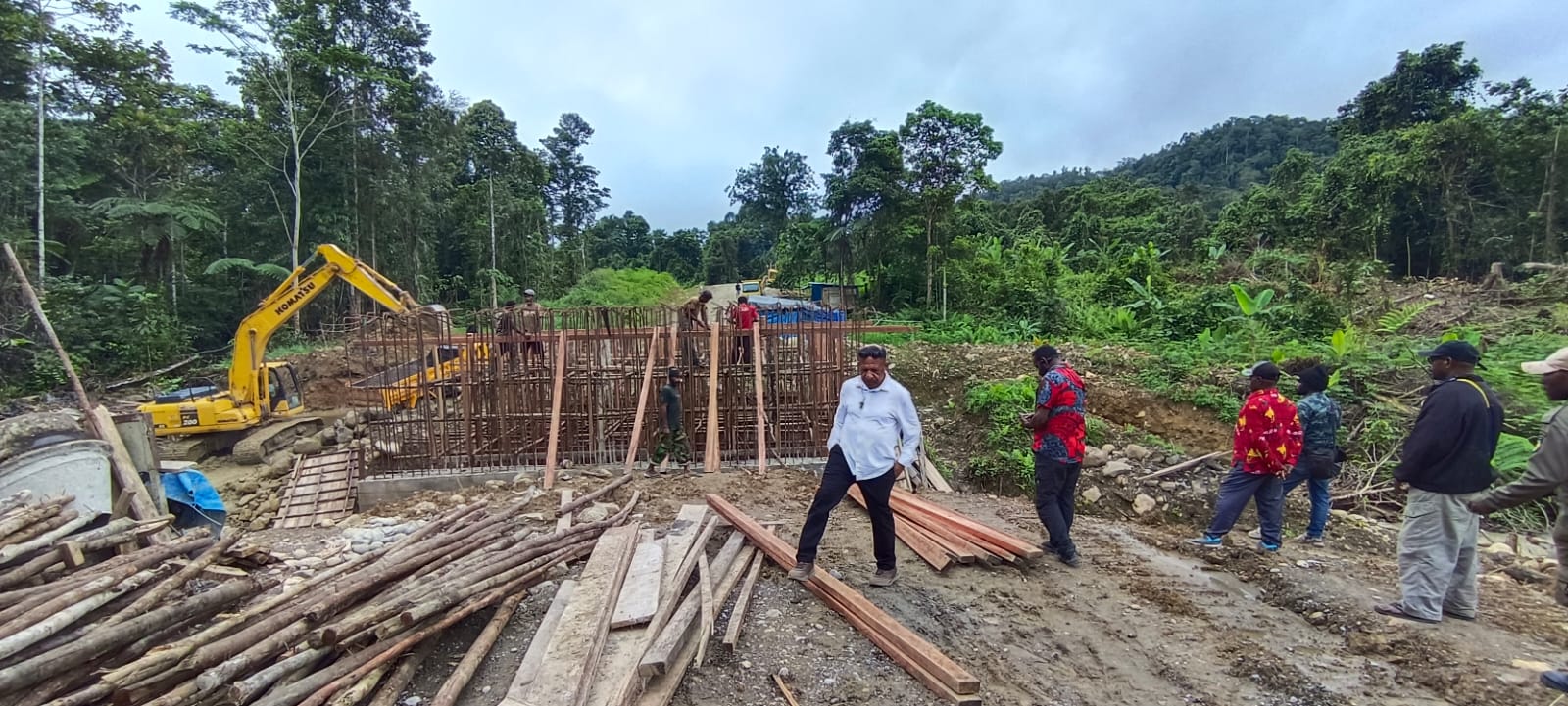 Bupati Pegunungan Bintang, Spei Yan Bidana, ST., M.Si, terus mengawal percepatan pembangunan ruas Jalan Trans Papua yang menghubungkan Kabupaten Pegunungan Bintang dengan wilayah Papua Selatan, khususnya pada jalur Distrik Iwur menuju Waropko, Kabupaten Boven Digoel. Foto: Bataspapua.com/Ist
