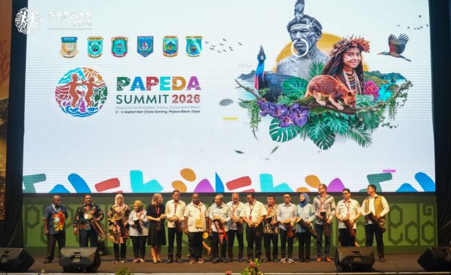 Pemerintah Provinsi Papua Barat Daya bersama lebih dari 50 organisasi masyarakat sipil dan mitra pembangunan di Tanah Papua menggelar PAPEDA Summit 2026 (Papua Action for Development, Economy, and Sustainable Nature) pada 2–4 September 2026 di Kota Sorong, Papua Barat Daya. Foto: Bataspapua.com/Istimewa