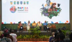 Hari kedua PAPEDA Summit 2026 (Papua Action for Development, Economy, and Sustainable Nature) menempatkan kepemimpinan masyarakat adat sebagai salah satu pembahasan utama dalam mendorong masa depan pembangunan Tanah Papua yang adil, inklusif, dan berkelanjutan. Foto: Bataspapua.com/Istimewa