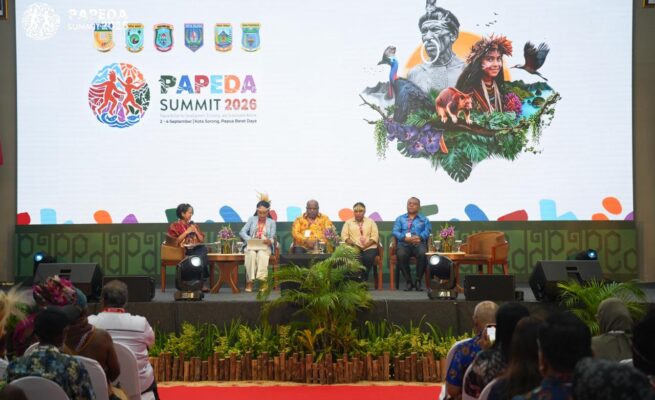Hari kedua PAPEDA Summit 2026 (Papua Action for Development, Economy, and Sustainable Nature) menempatkan kepemimpinan masyarakat adat sebagai salah satu pembahasan utama dalam mendorong masa depan pembangunan Tanah Papua yang adil, inklusif, dan berkelanjutan. Foto: Bataspapua.com/Istimewa