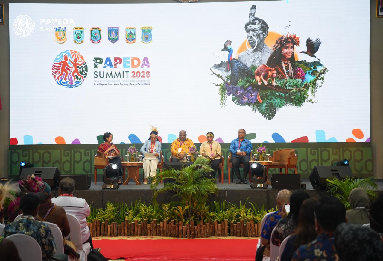 Hari kedua PAPEDA Summit 2026 (Papua Action for Development, Economy, and Sustainable Nature) menempatkan kepemimpinan masyarakat adat sebagai salah satu pembahasan utama dalam mendorong masa depan pembangunan Tanah Papua yang adil, inklusif, dan berkelanjutan. Foto: Bataspapua.com/Istimewa