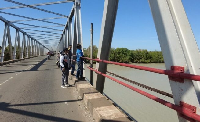 Dinas Perhubungan Provinsi Papua Selatan, dipimpin langsung kepala dinas Michael R.Gomar meninjau prasarana dan perlengkapan jalan di jembatan Tujuh Wali-Wali Merauke, Kamis (3/9/2026). Foto: Bataspapua.com/Ist