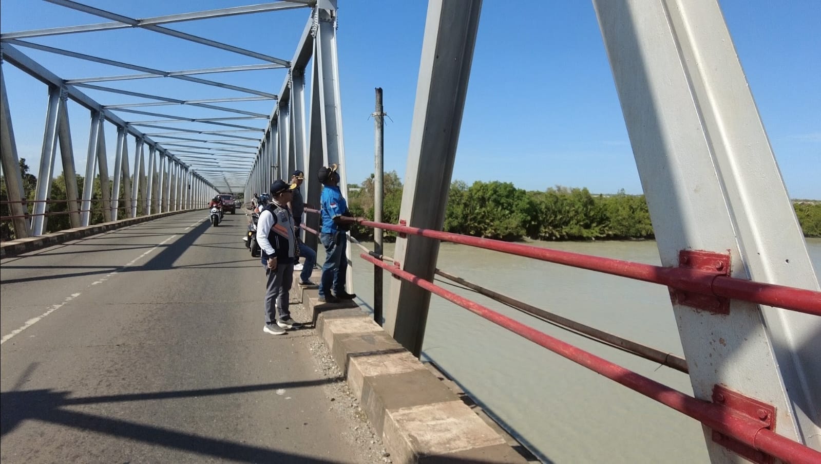 Dinas Perhubungan Provinsi Papua Selatan, dipimpin langsung kepala dinas Michael R.Gomar meninjau prasarana dan perlengkapan jalan di jembatan Tujuh Wali-Wali Merauke, Kamis (3/9/2026). Foto: Bataspapua.com/Ist
