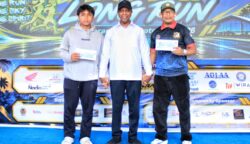 Gubernur Papua Selatan, Apolo Safanpo foto bersama dua pemenang Door Prize tiket gratis yang disponsori oleh PT Lion Air Group. Foto: Bataspapua.com/Istimewa