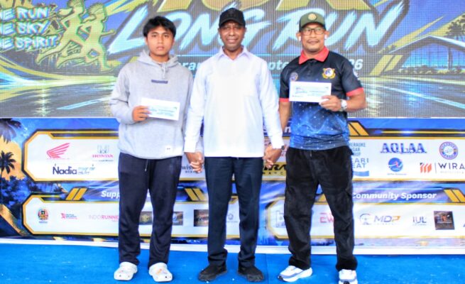 Gubernur Papua Selatan, Apolo Safanpo foto bersama dua pemenang Door Prize tiket gratis yang disponsori oleh PT Lion Air Group. Foto: Bataspapua.com/Istimewa