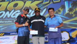 Sekda Ferdinandus memberikan hadiah Dua tiket pesawat gratis kepada pemenang Doorprize. Tiket tersebut disponsori oleh PT Trigana Air dengan rute Merauke-Kepi. Foto: Bataspapua.com/Istimewa