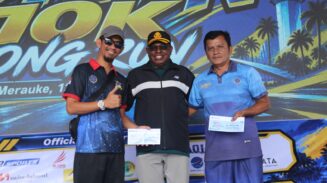 Sekda Ferdinandus memberikan hadiah Dua tiket pesawat gratis kepada pemenang Doorprize. Tiket tersebut disponsori oleh PT Trigana Air dengan rute Merauke-Kepi. Foto: Bataspapua.com/Istimewa