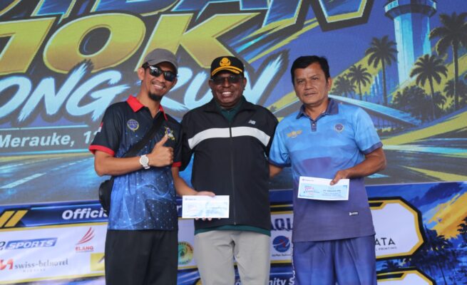 Sekda Ferdinandus memberikan hadiah Dua tiket pesawat gratis kepada pemenang Doorprize. Tiket tersebut disponsori oleh PT Trigana Air dengan rute Merauke-Kepi. Foto: Bataspapua.com/Istimewa