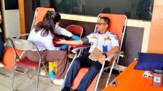 Kepala Dinas Perhubungan Provinsi Papua Selatan, Michael R. Gomar, ikut ambil bagian dari aksi donor darah dalam rangka Harhubnas 2026 di Papua Selatan. Foto: Bataspapua.com/Jam's