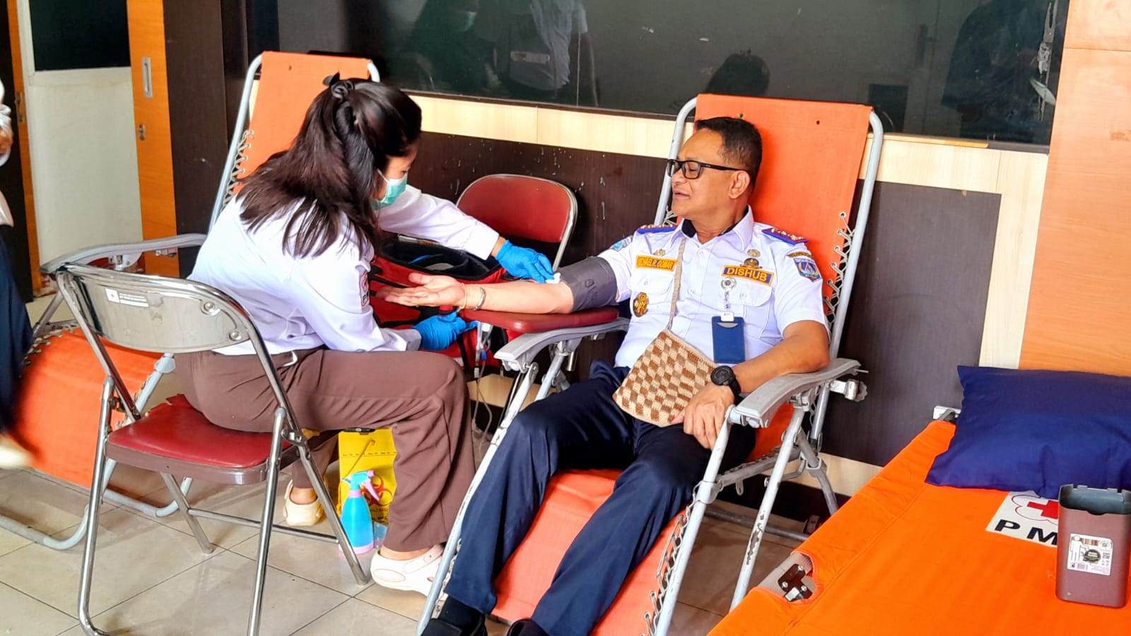 Kepala Dinas Perhubungan Provinsi Papua Selatan, Michael R. Gomar, ikut ambil bagian dari aksi donor darah dalam rangka Harhubnas 2026 di Papua Selatan. Foto: Bataspapua.com/Jam's