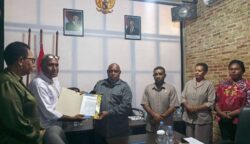 Ketua Majelis Rakyat Papua (MRP) Papua Selatan, Damianus Katayu menerima surat aduan dari keluarga Alm.Leonardo Konorop di kantor MRP Papua Selatan, Rabu (16/9/2026).