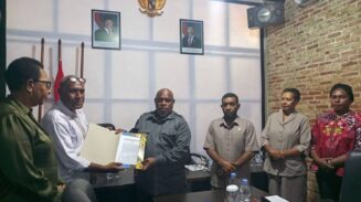 Ketua Majelis Rakyat Papua (MRP) Papua Selatan, Damianus Katayu menerima surat aduan dari keluarga Alm.Leonardo Konorop di kantor MRP Papua Selatan, Rabu (16/9/2026).
