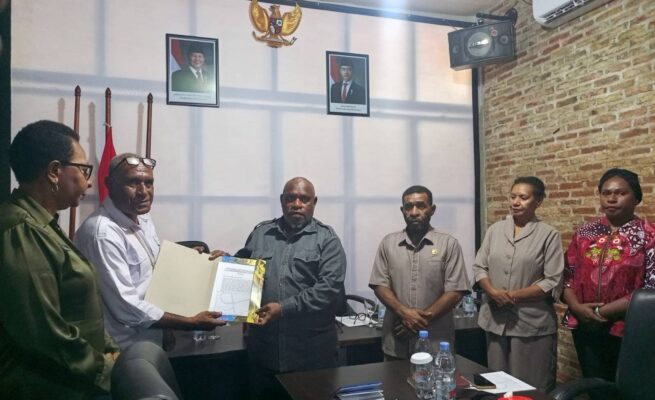 Ketua Majelis Rakyat Papua (MRP) Papua Selatan, Damianus Katayu menerima surat aduan dari keluarga Alm.Leonardo Konorop di kantor MRP Papua Selatan, Rabu (16/9/2026).