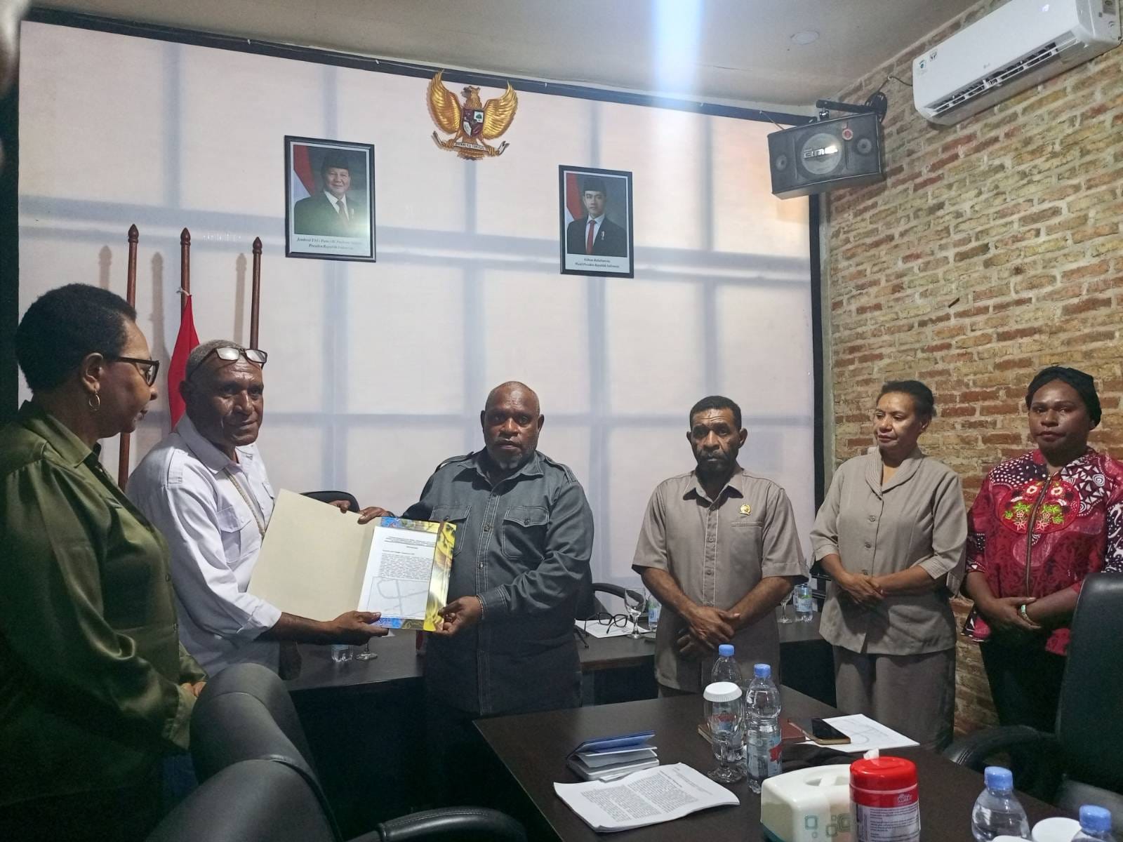 Ketua Majelis Rakyat Papua (MRP) Papua Selatan, Damianus Katayu menerima surat aduan dari keluarga Alm.Leonardo Konorop di kantor MRP Papua Selatan, Rabu (16/9/2026).