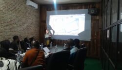 Satu dari sejumlah saksi menyampaikan keterangan kronologi kejadian versi saksi dalam pertemuan di kantor MRP Papua Selatan. Foto: Bataspapua.com/Jam's