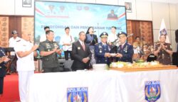 Gubernur Apolo menyampaikan apresiasi kepada seluruh insan transportasi yang selama ini telah mendedikasikan waktu, tenaga, dan kemampuan untuk memberikan pelayanan kepada masyarakat di wilayah Papua Selatan. Foto: Bataspapua.com/Ist