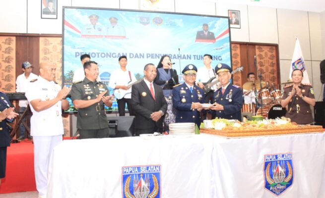 Gubernur Apolo menyampaikan apresiasi kepada seluruh insan transportasi yang selama ini telah mendedikasikan waktu, tenaga, dan kemampuan untuk memberikan pelayanan kepada masyarakat di wilayah Papua Selatan. Foto: Bataspapua.com/Ist