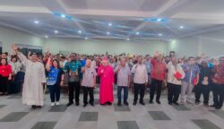 Gubernur Papua Selatan Apolo Safanpo menghadiri Opening Ceremony Konvensi Daerah (Konvenda) VIII Pembaruan Karismatik Katolik (PKK) Se-Regio Papua Tahun 2026 yang berlangsung di Bell Hotel Merauke, Kamis (17/9/2026) malam. Foto: Bataspapua.com/Ist