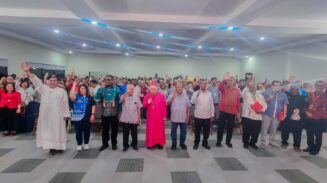Gubernur Papua Selatan Apolo Safanpo menghadiri Opening Ceremony Konvensi Daerah (Konvenda) VIII Pembaruan Karismatik Katolik (PKK) Se-Regio Papua Tahun 2026 yang berlangsung di Bell Hotel Merauke, Kamis (17/9/2026) malam. Foto: Bataspapua.com/Ist