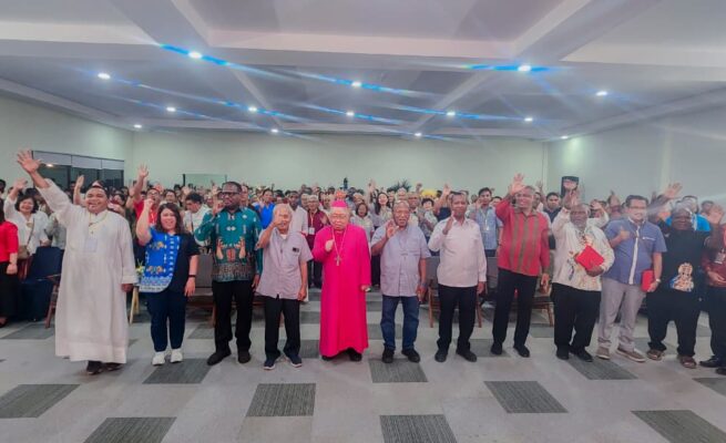 Gubernur Papua Selatan Apolo Safanpo menghadiri Opening Ceremony Konvensi Daerah (Konvenda) VIII Pembaruan Karismatik Katolik (PKK) Se-Regio Papua Tahun 2026 yang berlangsung di Bell Hotel Merauke, Kamis (17/9/2026) malam. Foto: Bataspapua.com/Ist
