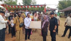Bantuan Starlink diserahkan langsung oleh Gubernur Papua Selatan Dr. Ir. Apolo Safanpo, kepada perwakilan sekolah. Foto: Bataspapua.com/Ist